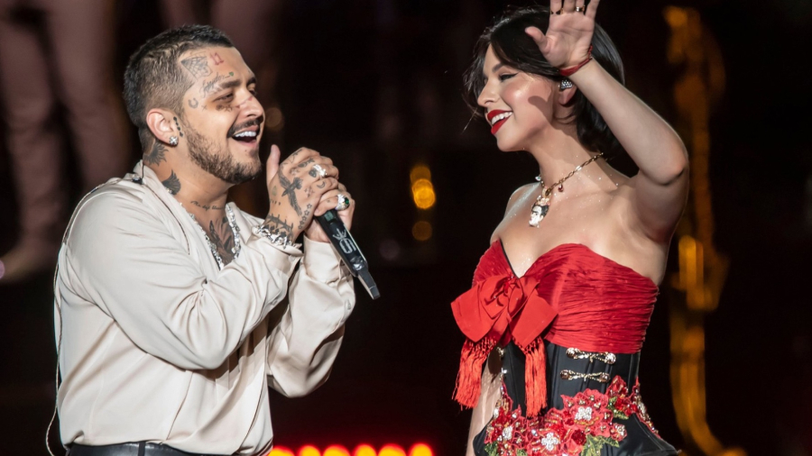Christian Nodal y Ángela Aguilar siguen siendo el centro de atención del espectáculo.