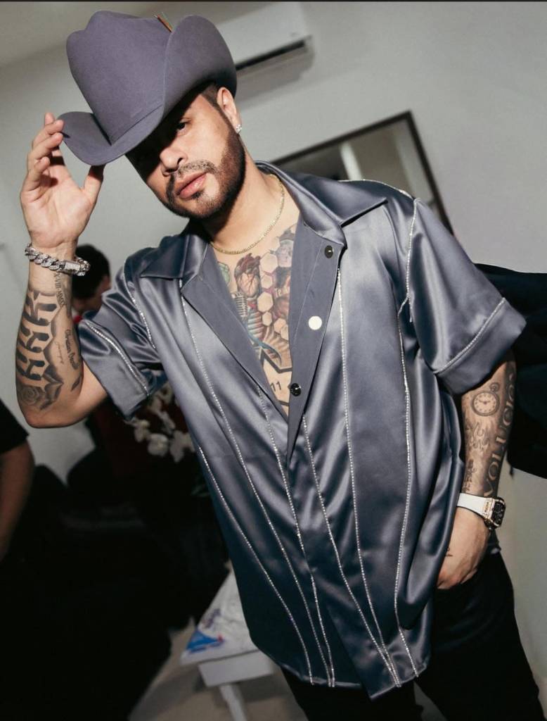 Eduin Caz impacta con nuevo look y desata rumores de injerto de barba