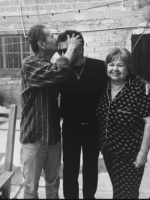 Christian Nodal reaparece junto a sus abuelos y genera reacciones en redes