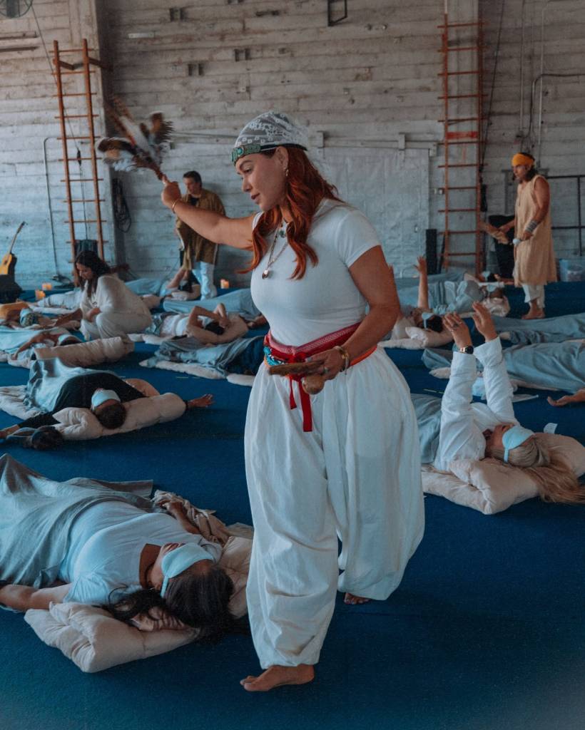 Chiquis Rivera recibe críticas por ofrecer taller de sanación con costo elevado