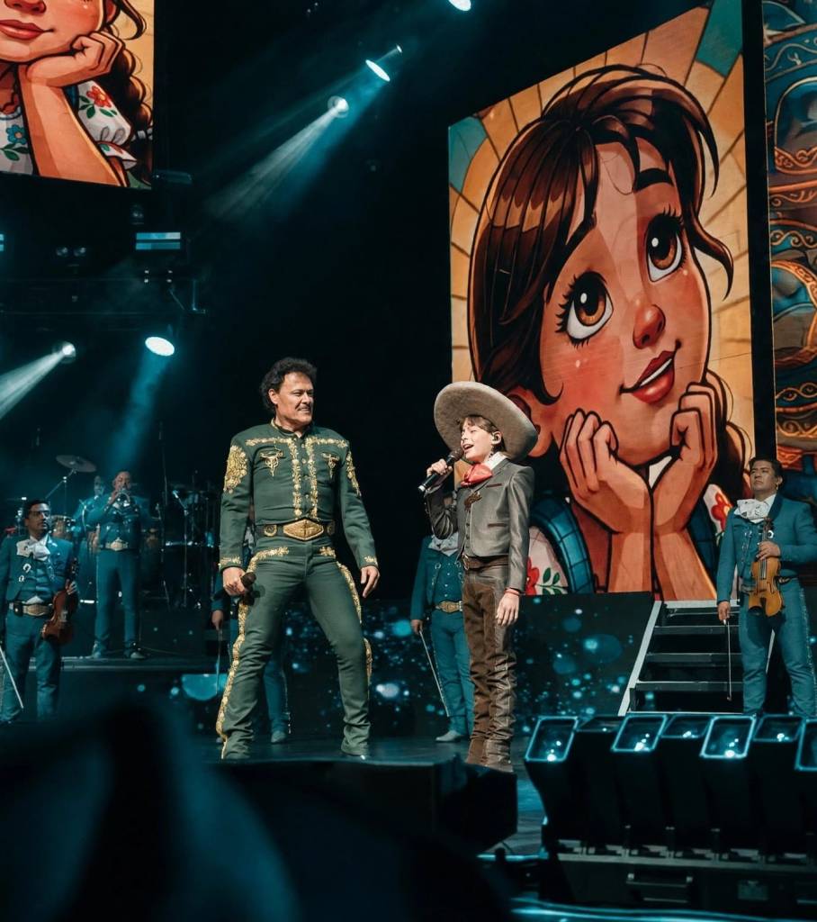 Nieto de Pedro Fernández sorprende al cantar ‘La de la Mochila Azul’ junto a su abuelo